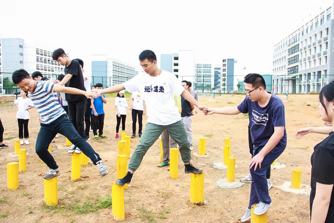 团建拓展活动_狼团拓展小余_团队的拓展游戏