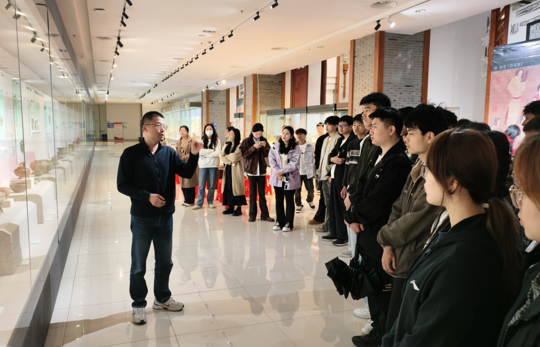 探青瓷雅韵，赴美育之约｜我校师生走进博物馆开展美育研学