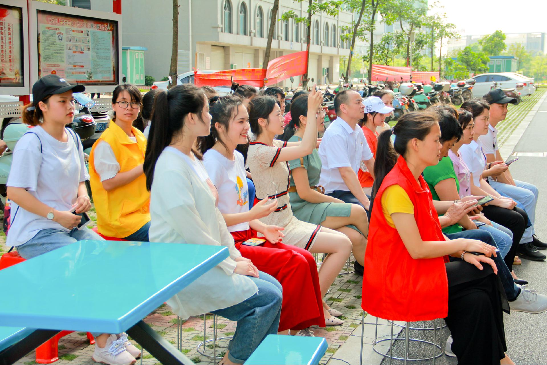 "党员活动日"学院 校园文化展示进社区