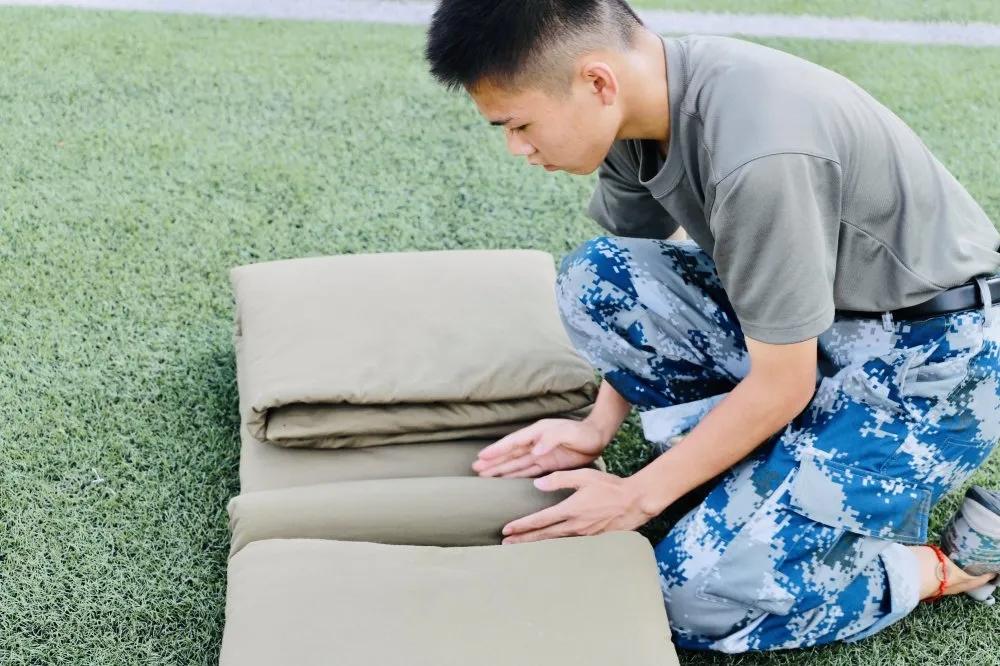 "豆腐块"的比拼,青春的热情|看蓝航国防教育班如何整顿内务迎"八一"