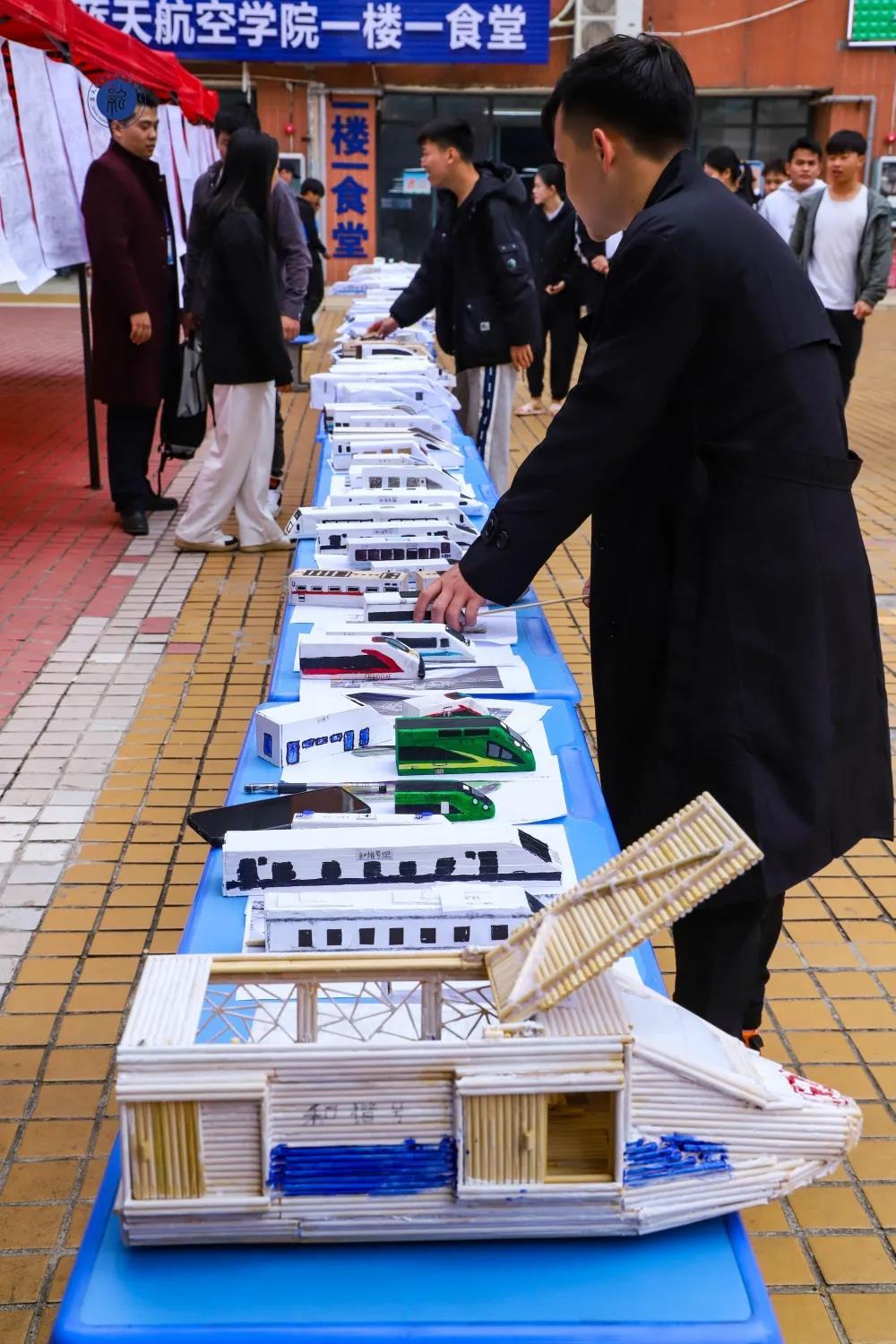 一次性筷子……高速铁路客运服务专业的学生手工制作出各式各样的列车